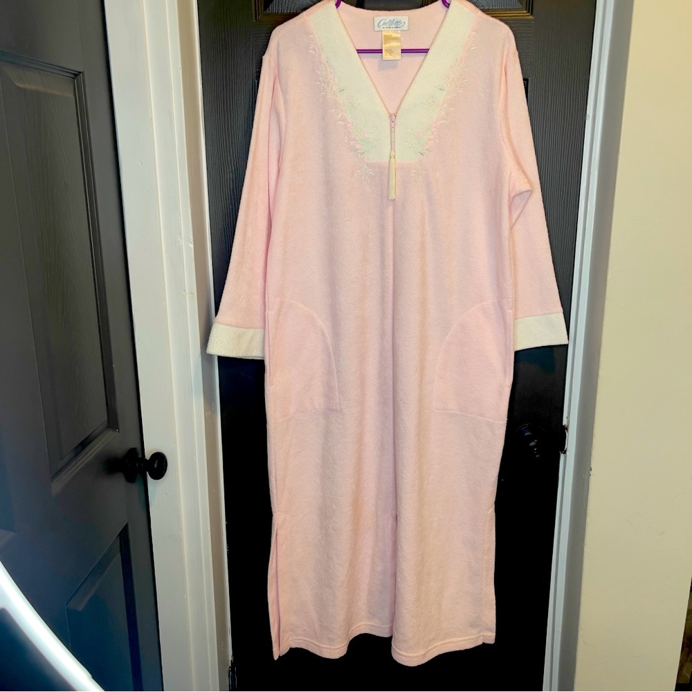 Collette by Ms Elaine NWT Brushed Terry Soft Pink Robe With 2 Side Pockets.